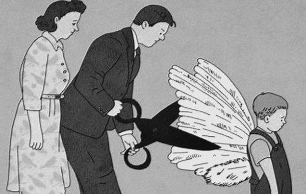 Jongetje Wiens Vader Zijn Vleugels Afknipt Terwijl Zijn Moeder Toekijkt Voor Hem Is Komaf Maken Met Familieregels Zeker Gezond