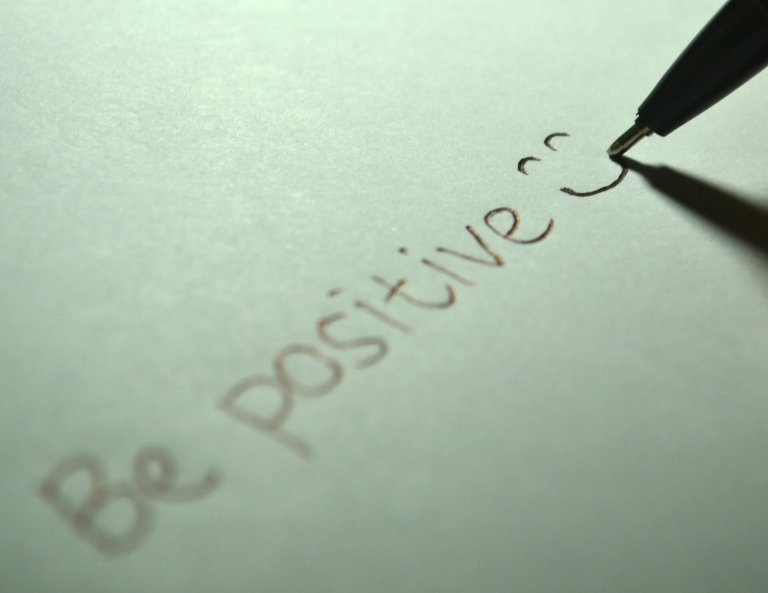 Een Papiertje Met Daarop Be Positive Geschreven Want Gevoelens Tasten Onze Maag Aan