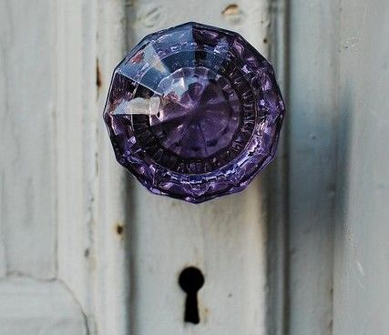 Deur Met Een Paarse Diamanten Deurknop De Opening Naar Je Zesde Zintuig