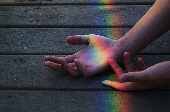 Regenboog Schijnt Op Handen Van Degene Die Kan Dromen Dat Alles Mogelijk Is