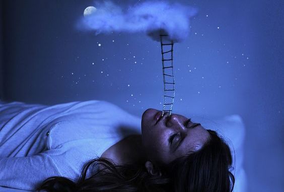 Vrouw Uit Wiens Mond Een Ladder Komt Die Tot Een Wolk In De Hemel Reikt Omdat Authentieke Mensen Spreken Zonder Angst