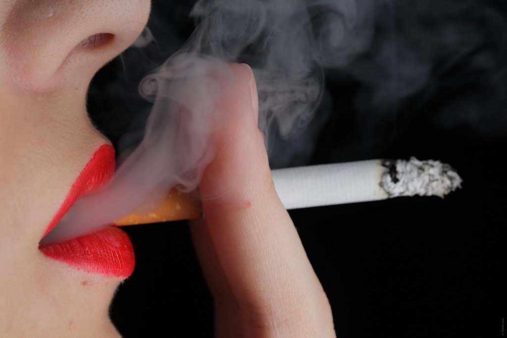 Vrouw Rookt Sigaret, Een Handeling Die Het Beloningssysteem In De Hersenen Activeert