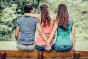 Een romantische relatie tussen drie mensen