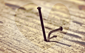 Een nieuwe spijker verwijdert de oude niet