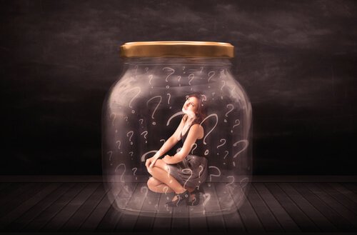 Vrouw In Glazen Pot
