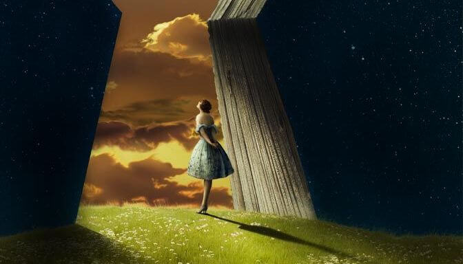 Vrouw die vanuit een grote naar de donkere hemel kijkt