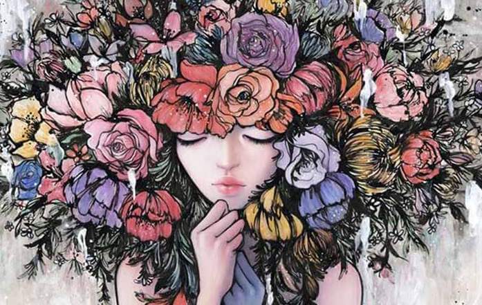 Vrouw Met Haar Vol Bloemen Die Weet Dat Wat Gebeurt Moest Gebeuren