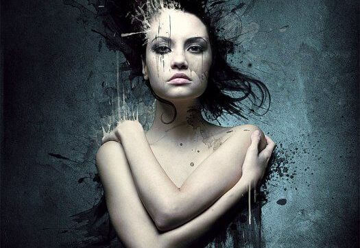 Vrouw Heeft Boze Houding Waardoor Vrienden Maken Moeilijk Kan Zijn