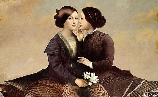 Twee Vrouwen Die Elkaar Omhelzen En Over Wie Anderen Altijd Snel Een Oordeel Klaar Hebben