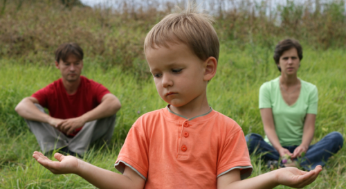 Een jongetje dat precies tussen zijn gescheiden ouders in staat