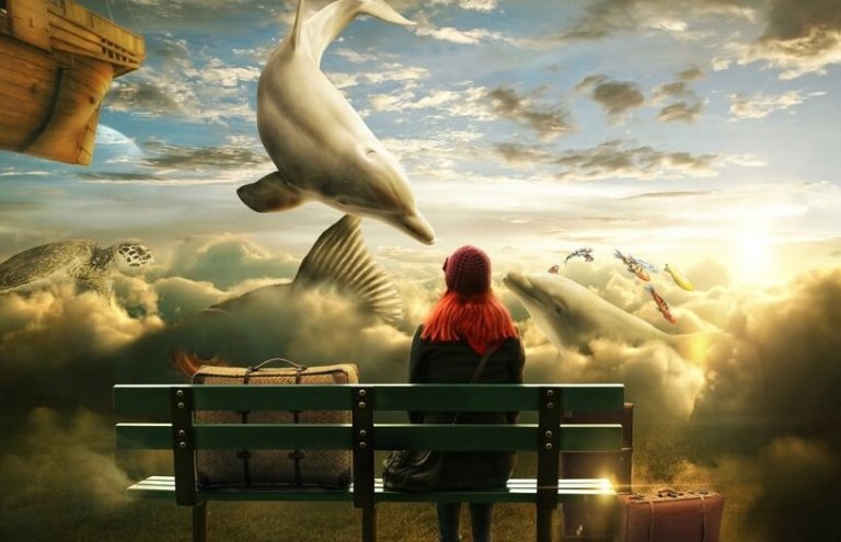 Meisje dat op een bankje zit en voor haar in de lucht zweven allemaal zeedieren is dit toeval of lotsbestemming?