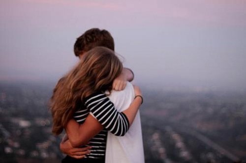 Twee mensen die elkaar innig omhelzen en elkaar vergiffenis schenken