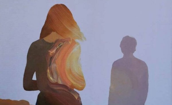 Vrouw die naar de schim van een man want omgaan met giftige mensen is soms pijnlijk