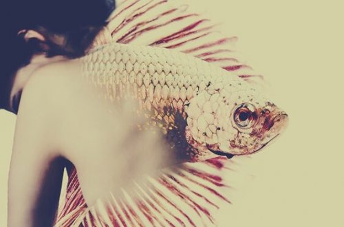 Vrouw wiens rug in een vis verandert