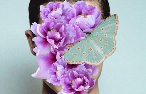 Vrouw wiens gezicht bedekt is met paarse bloemen en een blauwe vlinder
