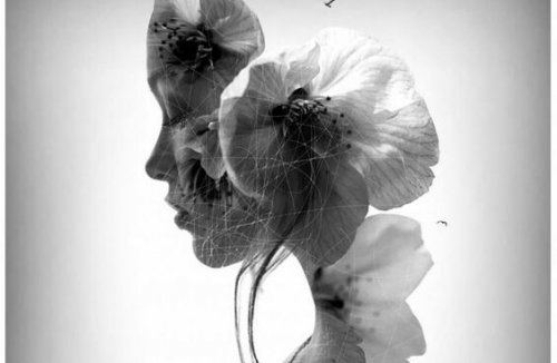 Vrouw die met haar ogen dicht omlaag kijkt en wiens achterhoofd overgaat in bloemen