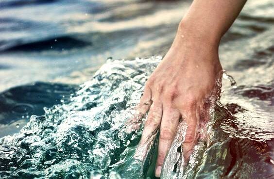 Een Vrouw Die Haar Hand In Het Water Houdt En Zegt Het Water Laat Alles Vloeien