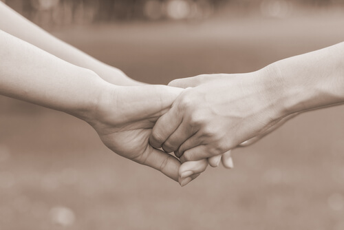 Twee paar handen die elkaar vasthouden en zo aan elkaar vragen, wil je mij liefhebben?