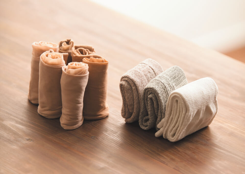 Panty's en sokken die heel netjes zijn opgevouwen