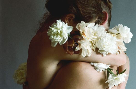 Twee Mensen Die Elkaar Knuffelen En Omringd Worden Door Witte Bloemen Want Gelukkig Zijn Met Wat Je Hebt Is Niet Zo Moeilijk