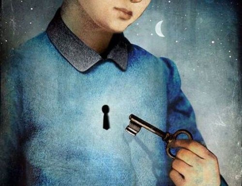 Jongetje dat de sleutel naar zijn hart vasthoudt