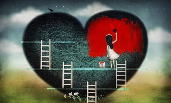 Meisje dat op een ladder staat om een heel groot grijs hart rood te verven