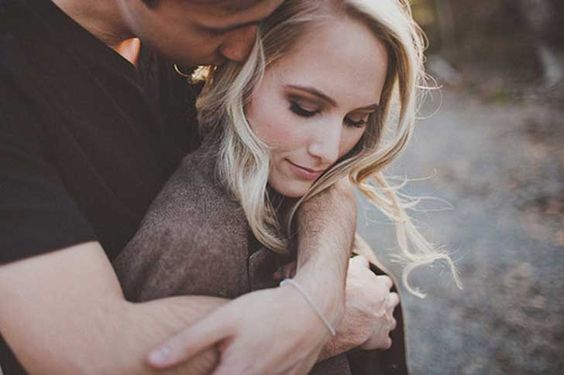 Jongen Die Een Meisje Omhelst Want De Kleine Dingen In Het Leven Maken Het Verschil