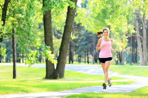 Vrouw die aan het rennen is in het park