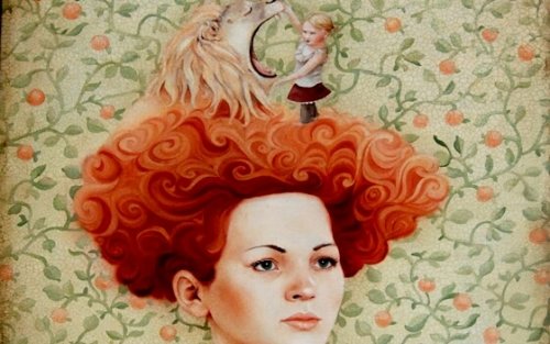 Vrouw met rood haar en uit haar haar steken een meisje en een leeuw 