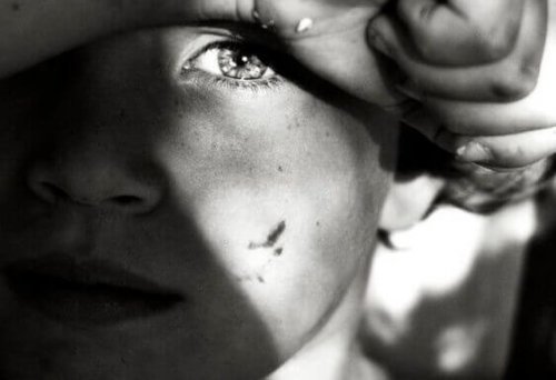 Meisje dat viezig is en bedroefd voor zich uit kijkt