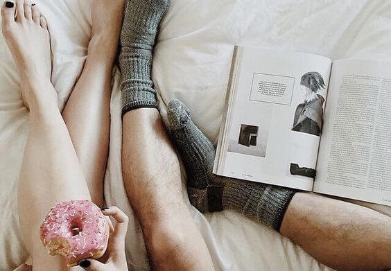Stel Dat Samen Tijd Doorbrengt In Bed Ondanks Het Leeftijdsverschil
