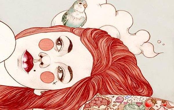Meisje met rood haar en een vogeltje op haar hoofd ligt bedroefd voor zich uit te kijken omdat haar serotonineniveau te laag is