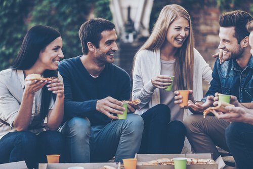 Vrienden die gezellig samen iets zitten te drinken want iemand negeren is gewoon gemeen