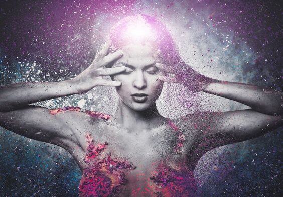 Naakte vrouw die haar ogen dichthoudt en met haar handen haar hoofd aanraakt