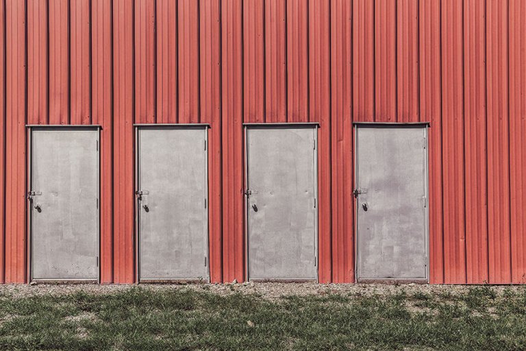 Vier deuren in een rode wand