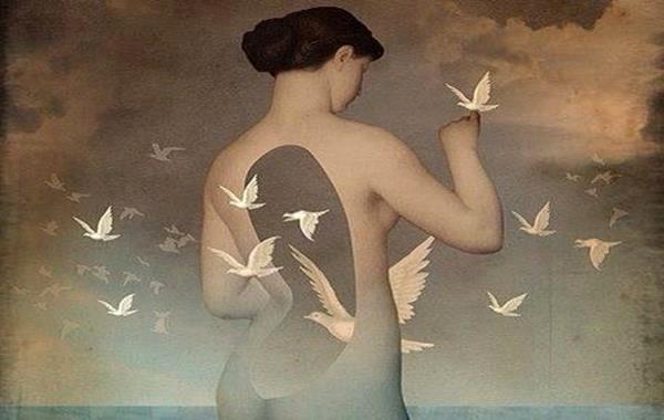 Vrouw met een gat in haar lichaam waar allemaal witte duiven doorheen vliegen