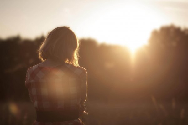 Meisje dat na staat te denken bij zonsondergang want omgaan met giftige mensen is soms zo lastig