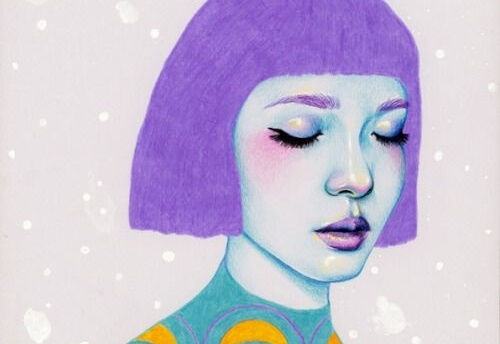 Een meisje met kort paars haar met haar ogen dicht