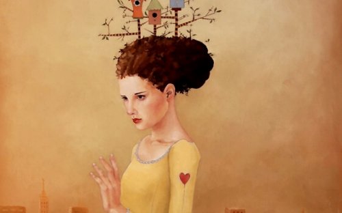 Vrouw met een gele jurk aan met een hartje op de mouw en uit haar haar steken drie vogelhuisjes als voorbeeld van mensen die karakter hebben