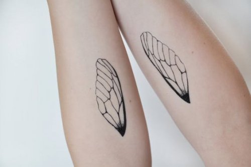 Meisje met op iedere arm een tattoo van een vleugeltje want de tijd vliegt, maar zij ook