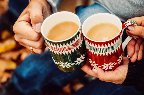 Twee kerstbekers koffie