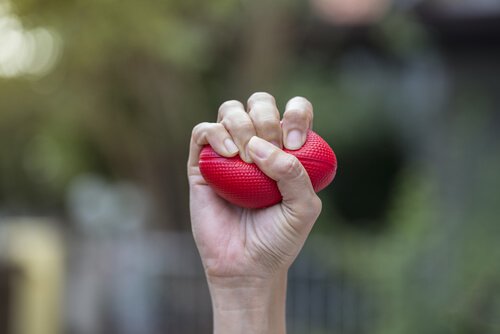Hand die een stressballetje vasthoudt want dat kan helpen wanneer je emoties je overweldigen