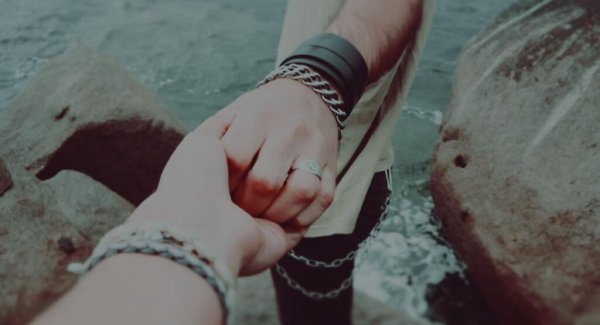 Stel houdt elkaars hand vast en durft zich kwetsbaar op te stellen.