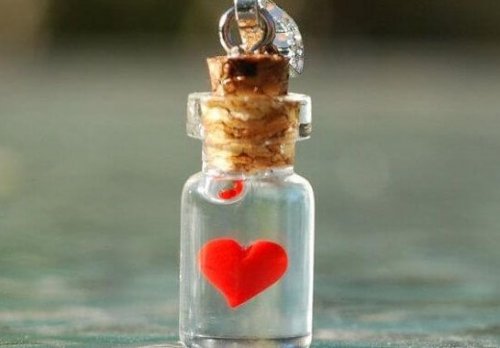 Klein flesje met een hartje erin want je kunt depressie voorkomen met liefde