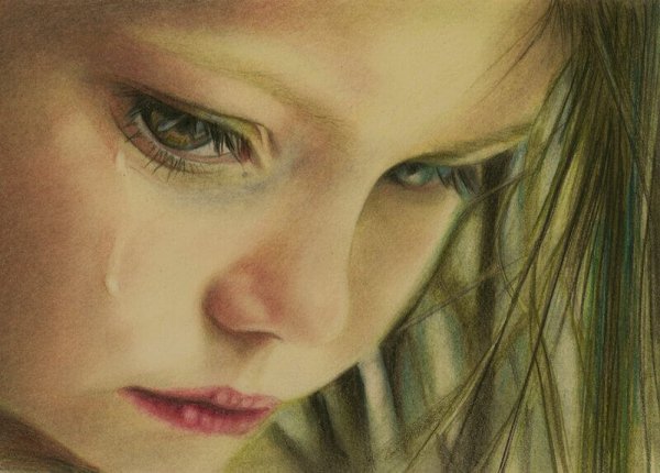 Meisje dat huilt omdat zij slachtoffer is geworden van kindermisbruik
