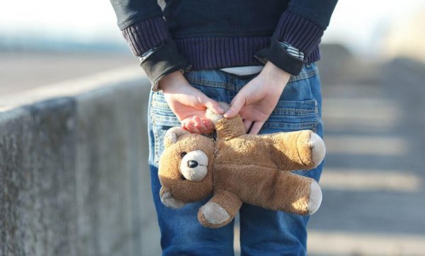 Slachtoffer van kindermisbruik houdt teddybeer vast