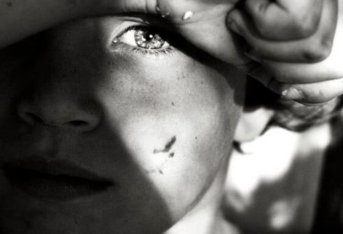 Zwart-witte afbeelding van een kind dat slachtoffer is van zijn emotioneel onvolwassen ouders