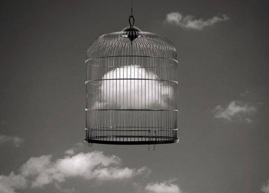 Een lege vogelkooi die in de lucht hangt