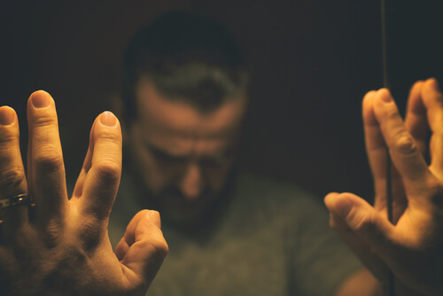 Man die overstuur voor de spiegel staat als gevolg van zijn verslaving aan benzodiazepinen