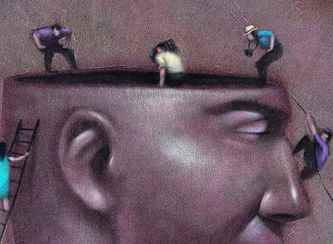 Mannen die aan het werk zijn in een standbeeld van een mannenhoofd